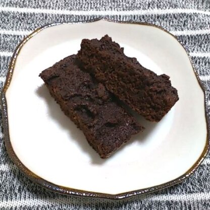 おからが少しだけ残っていたので材料を全て半分量にして作ってみました。しっとりしたチョコケーキでチョコも濃厚、美味しかったです。ごちそうさまでした♡(｡^人^｡)